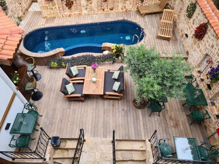 Piscina exterior con terraza de madera y zona lounge del Hotel Lykia Old Town Antalya