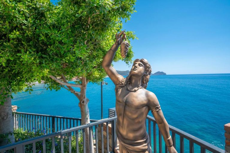 Estatua clásica con vistas al mar Mediterráneo en la terraza del Porto Amore Club Hotel