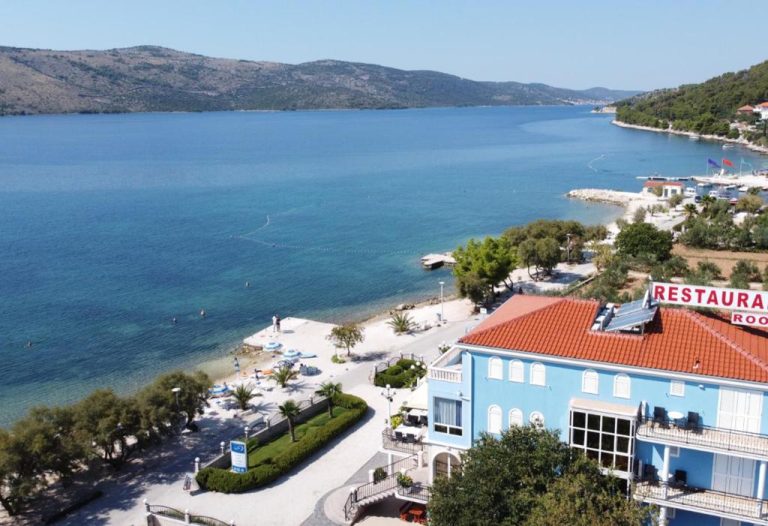 Vista aérea del restaurante Villa Mediterana con playa privada y aguas cristalinas en la costa de Croacia