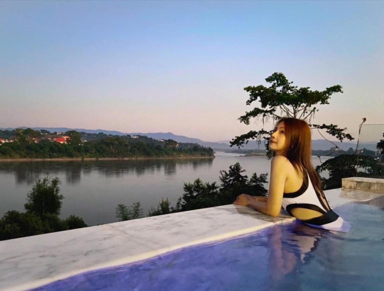 Piscina infinita con vistas al río Mekong al atardecer en Chiangkhong Teak Garden Riverfront Onsen Hotel