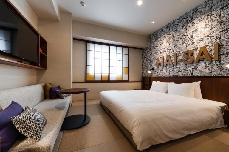 Habitación doble estilo japonés con cama king y decoración Hai-Sai en PROSTYLE RYOKAN Naha Kenchou Mae