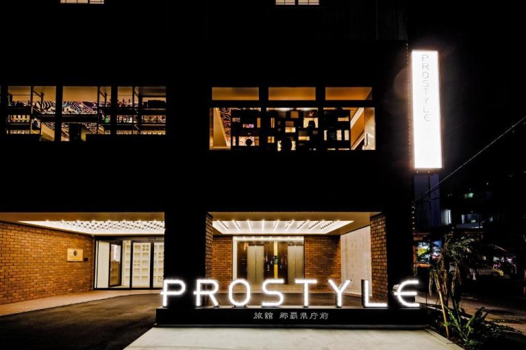 Fachada exterior iluminada de noche del Hotel Prostyle Ryokan Naha Kenchou Mae en Okinawa