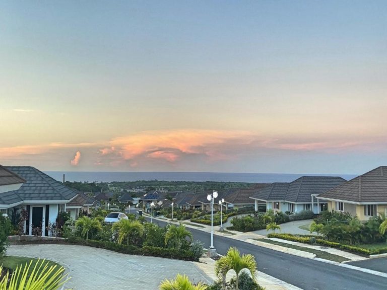 Vista panorámica del complejo residencial Jamnick Vacation Rentals en St Ann Jamaica al atardecer con vistas al mar