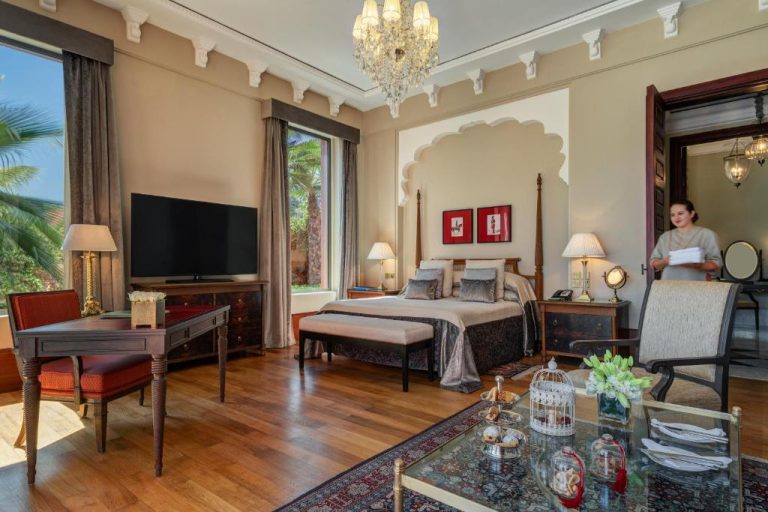 Lujosa habitación suite con cama dosel y decoración mogrebí en The Oberoi Marrakech