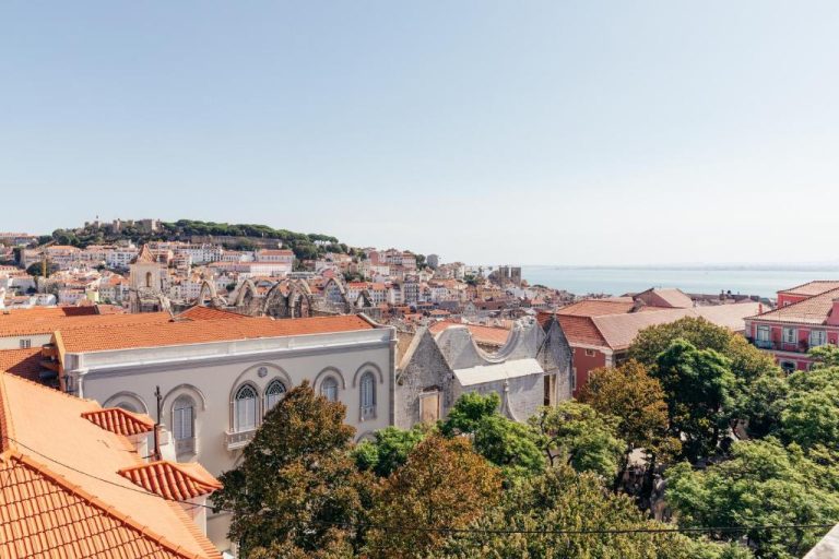 Vistas panorámicas de Lisboa con el Castillo de San Jorge y el río Tajo desde el Lisboa Carmo Hotel