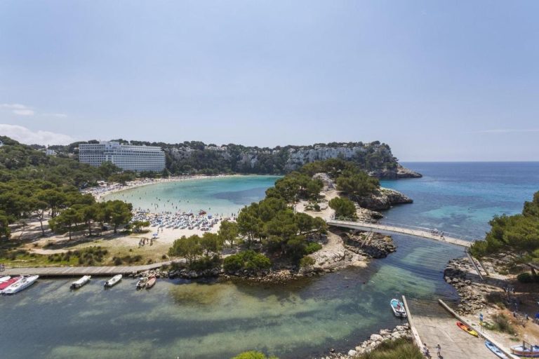 Vista aérea de la playa de Cala Galdana con el hotel ARTIEM Audax Adults Only al fondo en Menorca