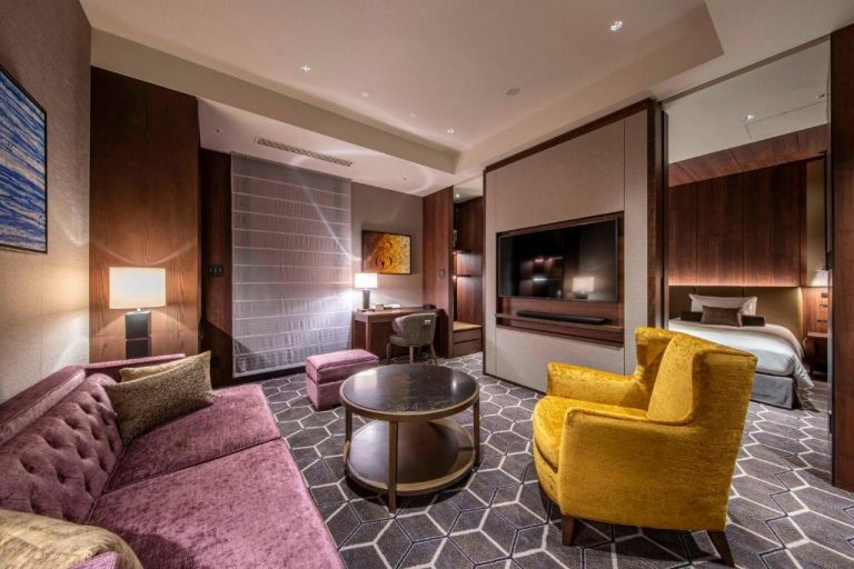 Suite de lujo con salón y dormitorio separado en el Hotel GrandBach Tokyo Ginza