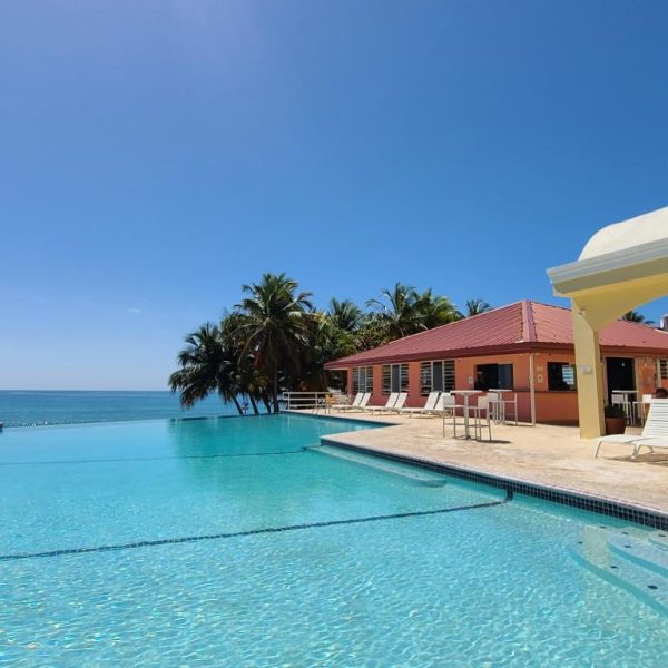 Piscina infinita con vistas al mar Caribe del Parador Maunacaribe en Maunabo, Puerto Rico