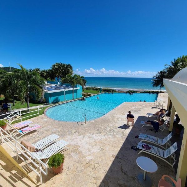 Piscina exterior con vista al mar del Parador Maunacaribe en Maunabo, Puerto Rico