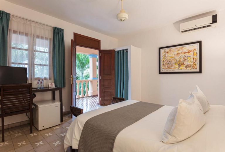 Habitación doble con balcón exterior y aire acondicionado en Hotel Villa Colonial