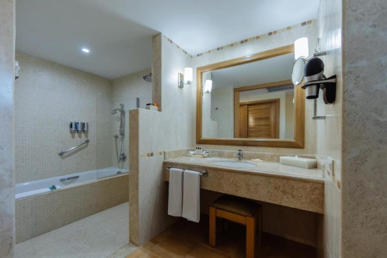Baño completo con bañera y ducha en el hotel Barceló Maya Tropical All Inclusive en México