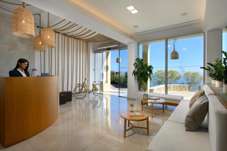 Recepción elegante con decoración natural y vistas al exterior del Eleals Boutique Hotel