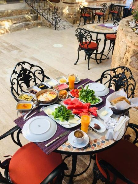 Desayuno turco completo servido en terraza exterior del White Garden Hotel Adult Only con sandía y zumos