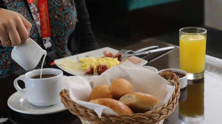 Desayuno completo con huevos, embutidos, panecillos y zumo de naranja en el Hotel Diamond Lima