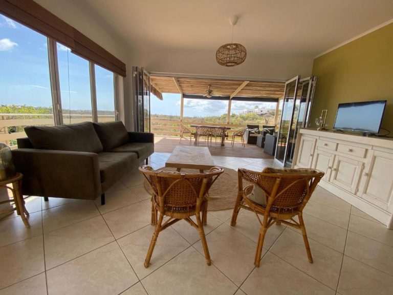 Amplio salón con terraza panorámica y vistas al mar en Home Sweet Home Jan Thiel Curaçao