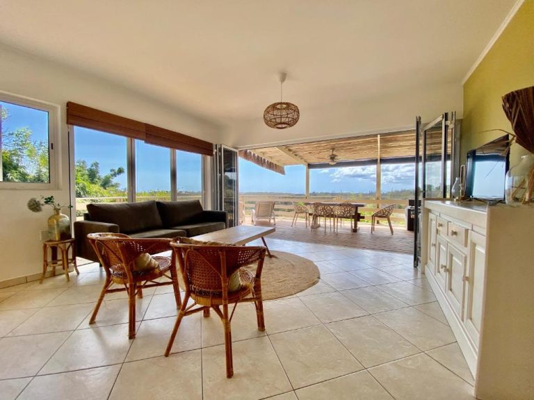 Amplio salón con terraza panorámica y vistas al mar en Home Sweet Home Jan Thiel Curaçao