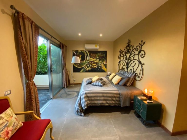 Habitación doble con decoración artística de jazz y patio exterior en Casarte Boutique Hotel
