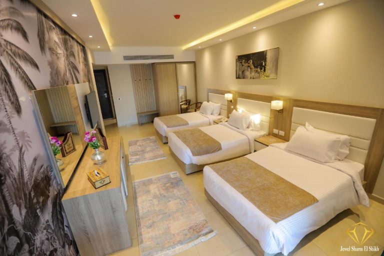 Habitación triple con tres camas individuales y decoración moderna en Jewel Sharm El Sheikh Hotel