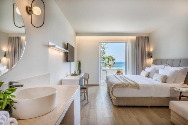 Habitación de lujo con cama doble, baño integrado y vistas al mar en KoSea Boutique Hotel