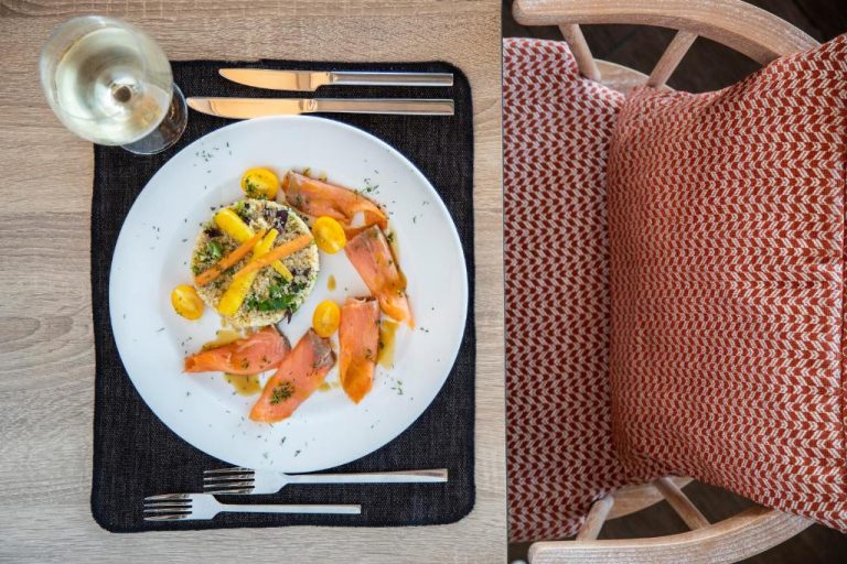Plato de salmón ahumado con quinoa y verduras en el restaurante del KoSea Boutique Hotel