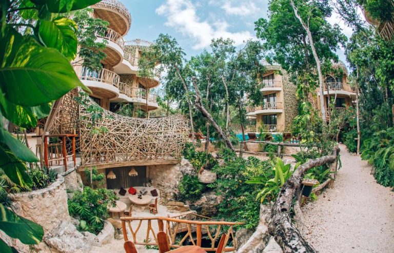 Arquitectura ecológica de bambú rodeada de selva tropical en Kan Tulum Hotel, México