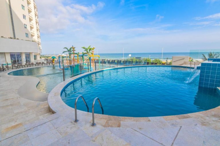 Piscina exterior con vista al mar y área acuática infantil del Hotel GHL Corales de Indias