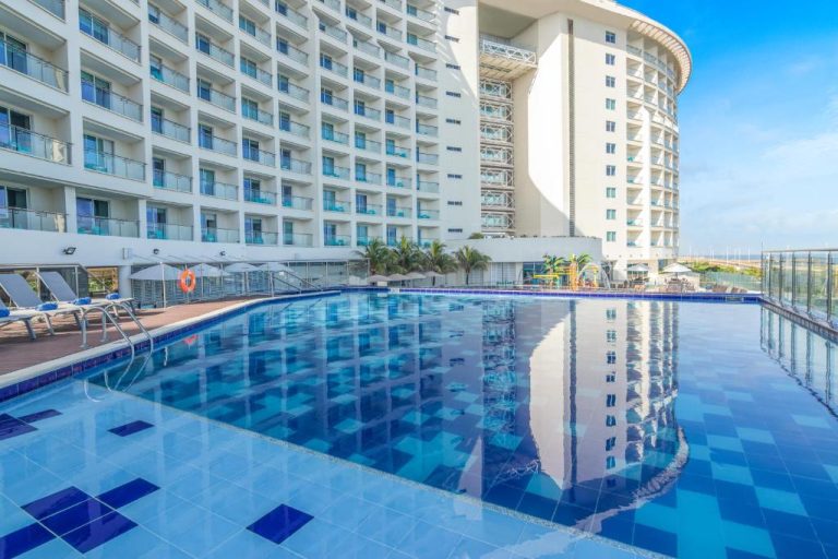 Piscina exterior con vista al edificio del hotel GHL Corales de Indias en Cartagena de Indias