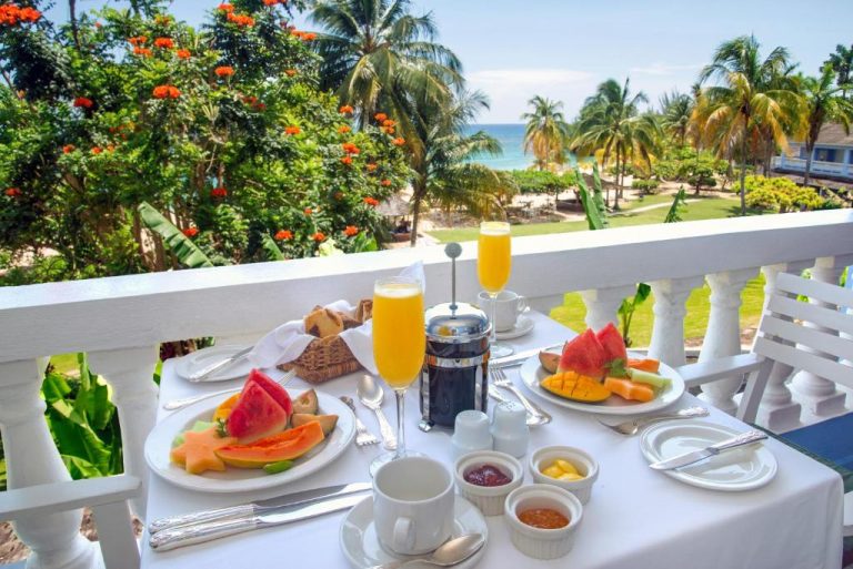 Desayuno tropical con frutas y zumos en la terraza del Jamaica Inn con vistas al mar Caribe