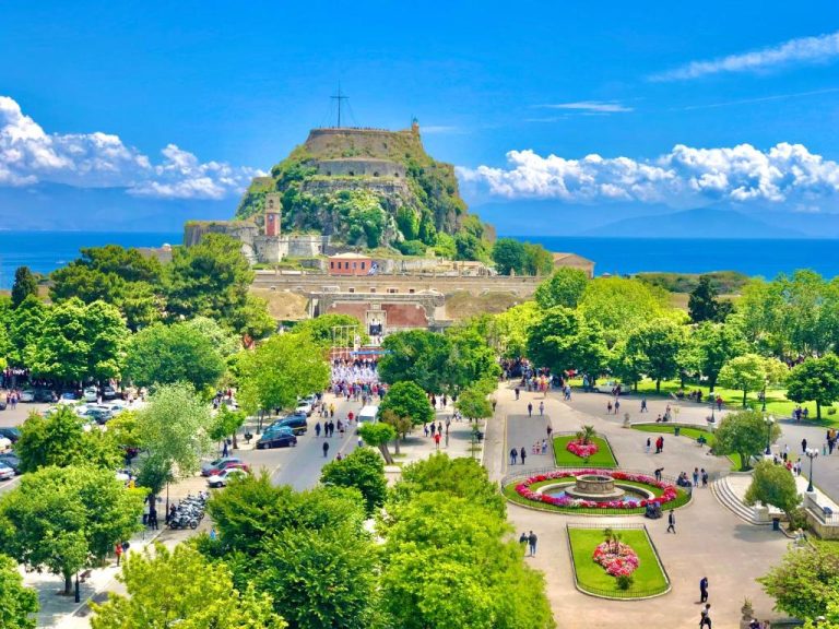 Vista aérea de la antigua fortaleza de Corfú con jardines y el mar Jónico desde el Arcadion Hotel