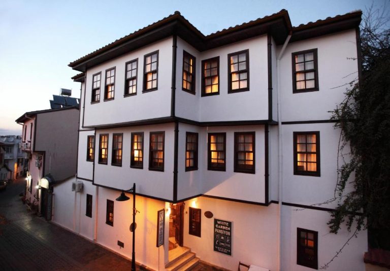 Fachada exterior del White Garden Hotel Adult Only con arquitectura otomana tradicional al atardecer