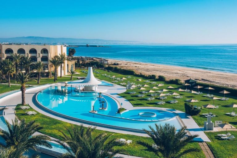 Piscina exterior con vistas al mar y zona de hamacas del Iberostar Waves Averroes en Túnez