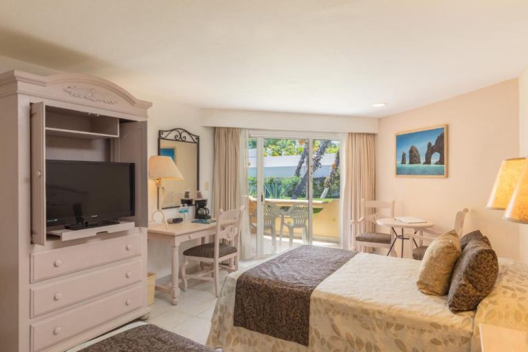 Habitación doble con terraza y jardín en Posada Real Los Cabos, TV y escritorio incluidos