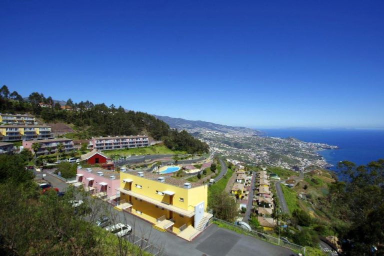 Vista aérea del Village Cabo Girão con piscina exterior y panorámica del océano en Madeira