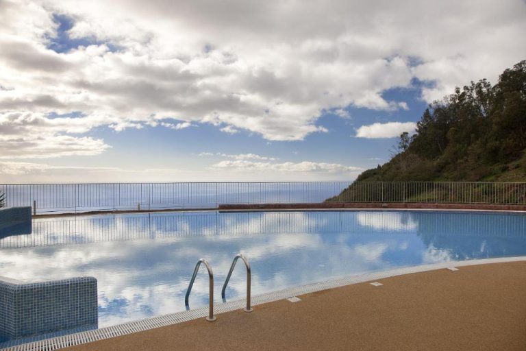 Piscina infinita con vistas al océano Atlántico en Village Cabo Girao, Madeira