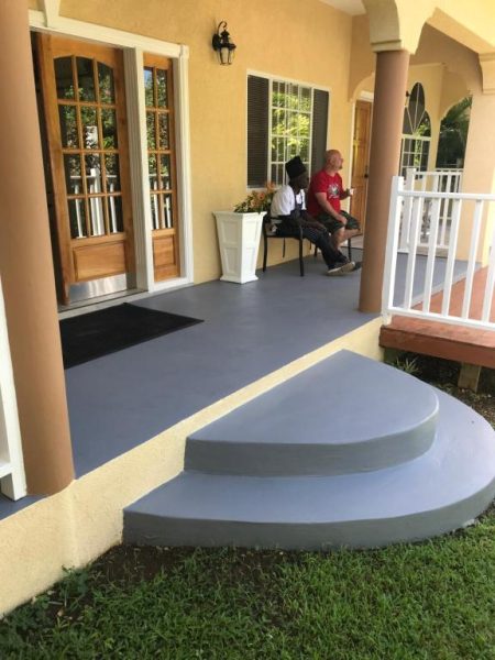 Terraza y entrada principal de Sommerville Resorts con escalones curvos grises y porche colonial