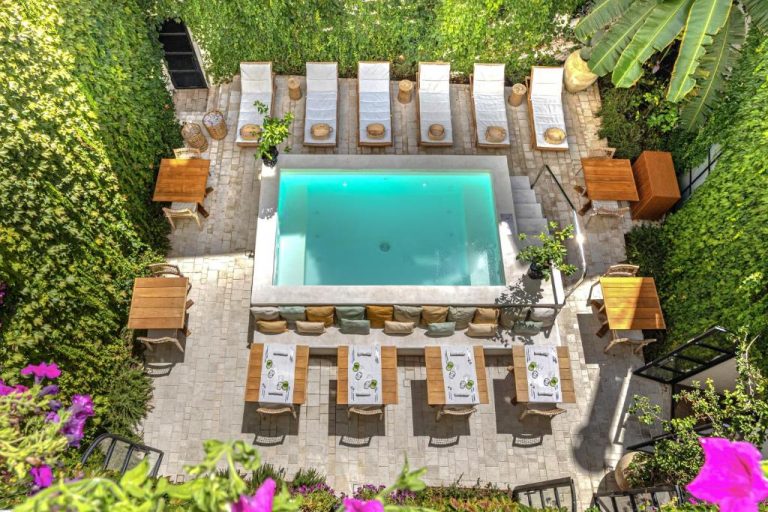 Vista aérea de la piscina exterior y terraza con tumbonas del Casa Nostra Boutique Hotel & Spa