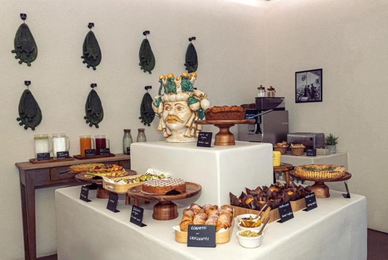 Buffet de desayuno con croissants, tartas y repostería artesanal en Casa Nostra Boutique Hotel & Spa