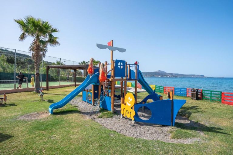Zona de juegos infantiles con toboganes junto al mar en Kiani Beach Resort Family All Inclusive