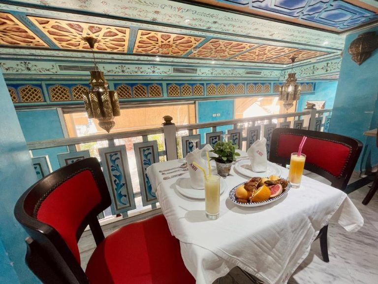 Restaurante con terraza decorada al estilo árabe del Hotel Royal Victoria Ex British Embassy en Marrakech