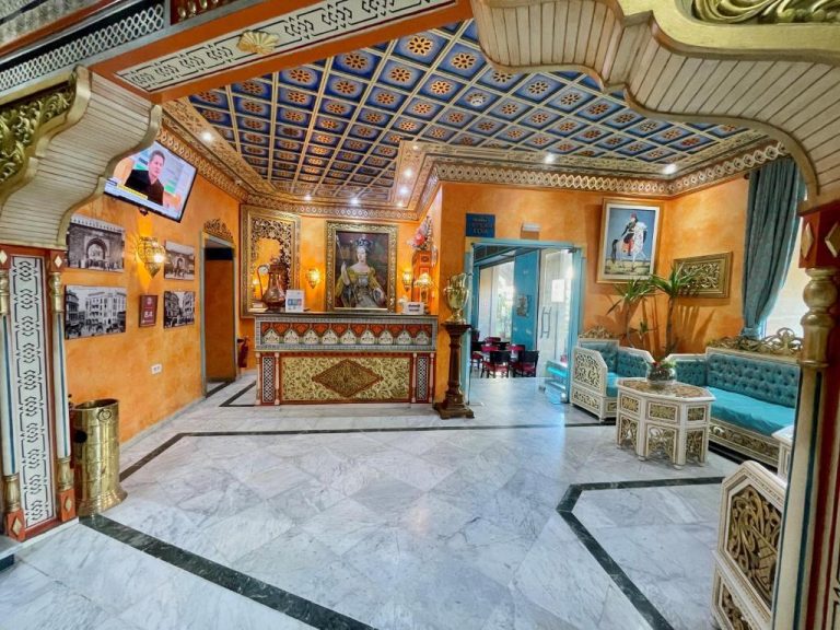 Lujoso lobby de estilo árabe con decoración dorada y techo artesanal en Hotel Royal Victoria Ex British Embassy