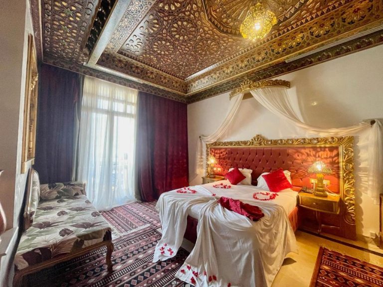 Habitación de lujo con techo arabesco dorado y cama dosel en Royal Victoria Ex British Embassy