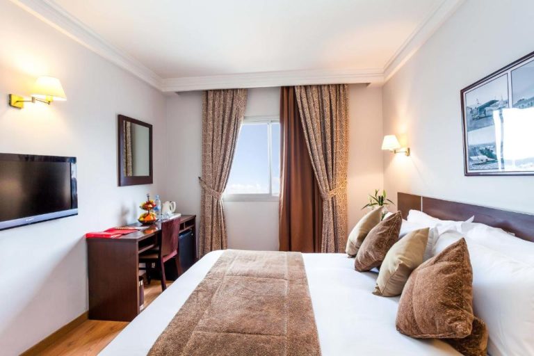 Habitación doble con cama grande y escritorio en Relax Hotel Airport Nouasseur Casablanca