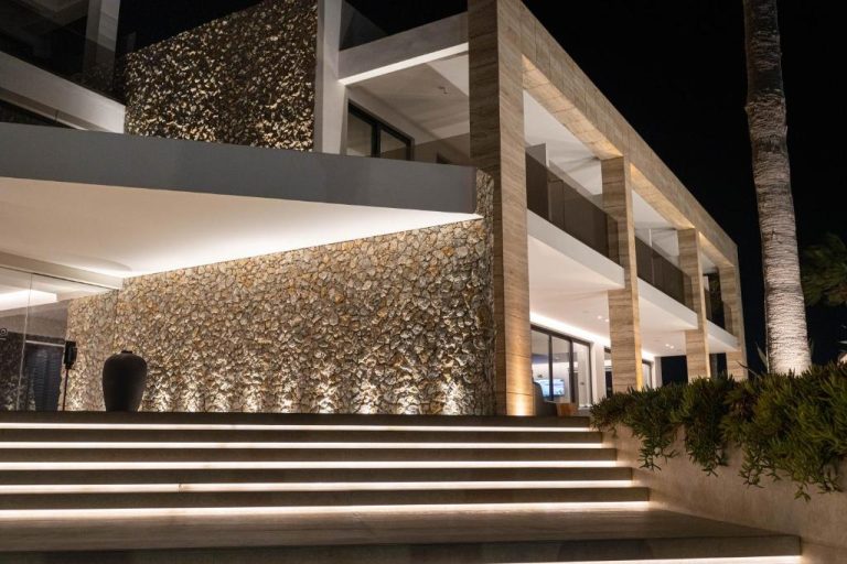 Fachada exterior iluminada del Lango Design Hotel & Spa Adults Only con escalinata de piedra natural de noche