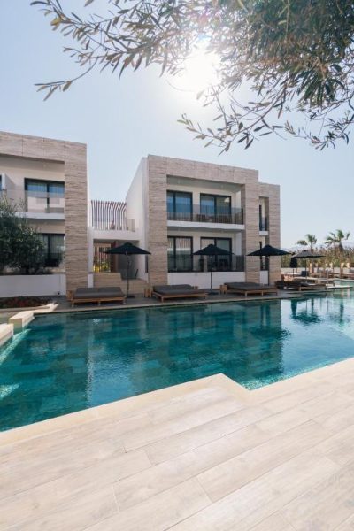 Piscina exterior con tumbonas y sombrillas del Lango Design Hotel & Spa Adults Only en Kos