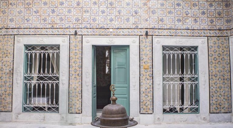 Fachada tradicional con azulejos decorativos y puerta turquesa del Dar Ben Gacem Kahia en Túnez