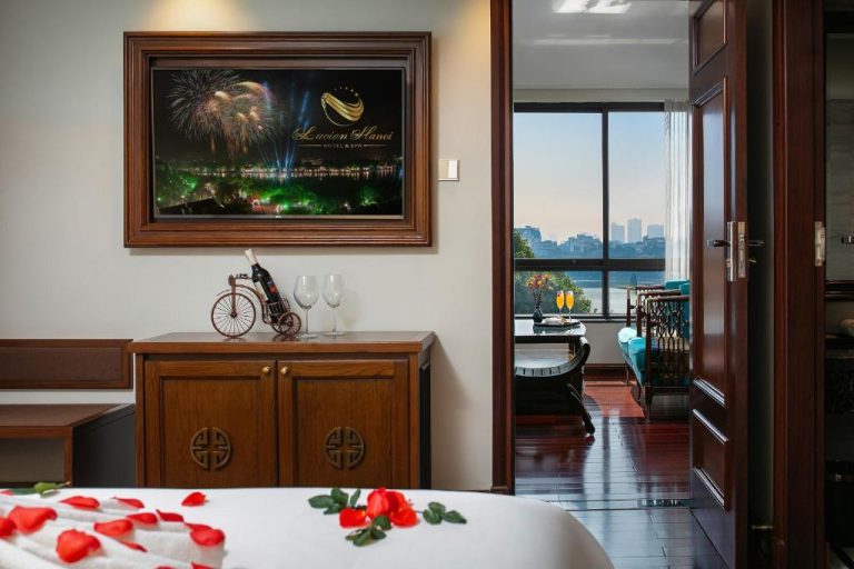 Habitación romántica con pétalos de rosa y vistas al lago en Lucien Hanoi Lakeside Hotel