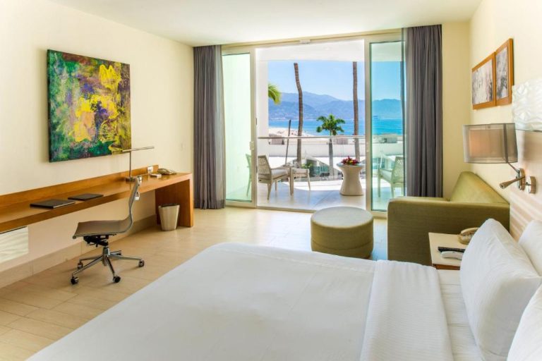 Habitación deluxe con terraza y vista al mar en Krystal Grand Puerto Vallarta All Inclusive