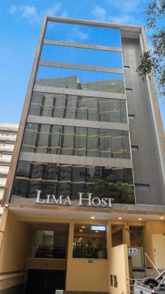 Fachada exterior del hotel Lima Host en Lima, edificio moderno con grandes ventanales de cristal