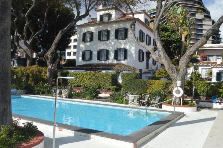 Piscina exterior con jardines y terraza de la Quinta da Penha de França en Madeira