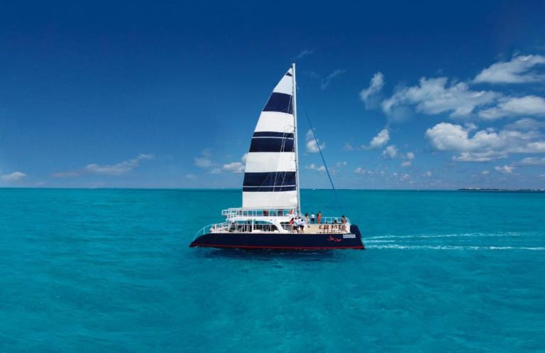 Excursión en catamarán de vela en aguas turquesas del Caribe en La Casa de la Playa by Xcaret